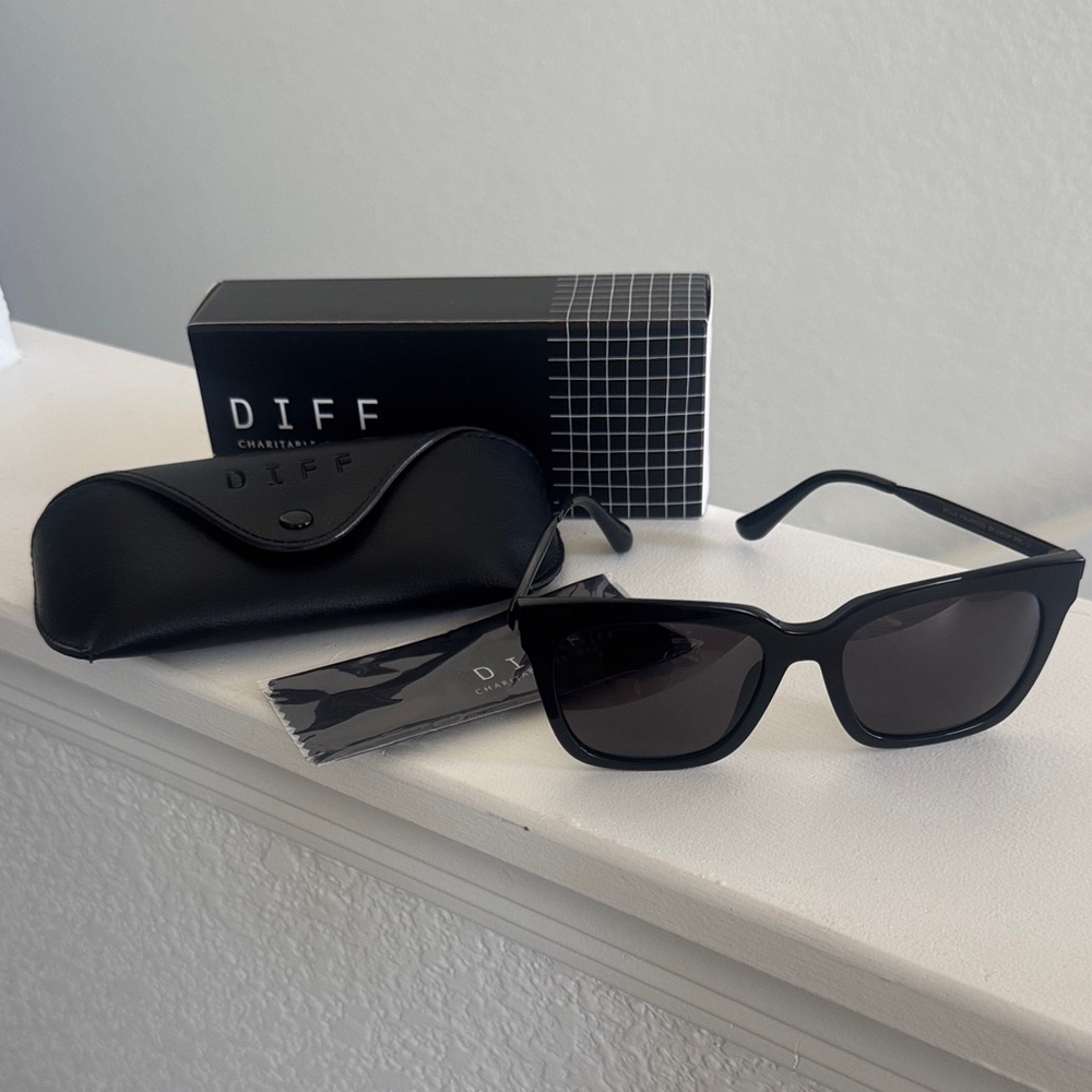 Diff Eyewear Women’s Black Square Sunglasses